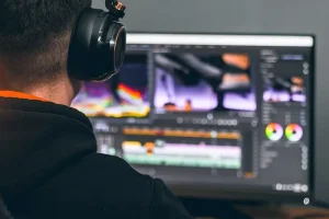 Technicien en création de contenu publicitaire devant un écran