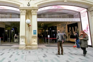 Arche d'entrée avec écrans publicitaires LED flexible FREEFORM