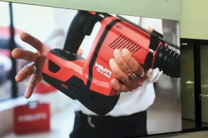 Écran publicitaire LED sur un mur intérieur