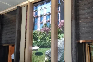 Écran LED sur un mur comme accent dans un hall