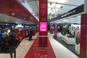 Écran publicitaire LED sur un meuble dans une aéroport