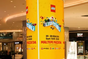 Colonne avec écrans publicitaires LED flexible FREEFORM